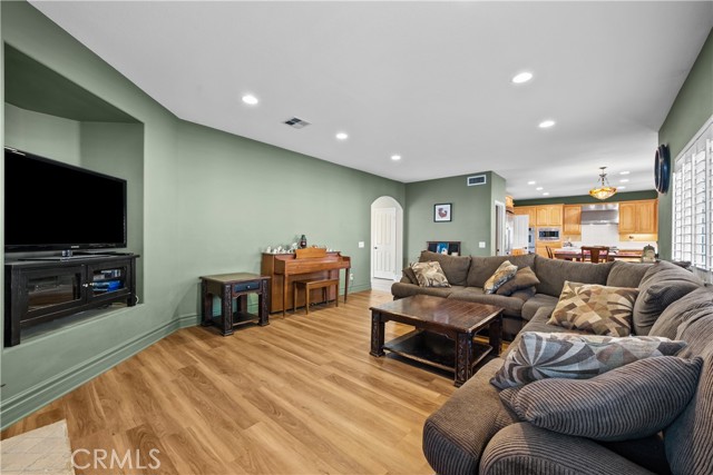 Detail Gallery Image 20 of 61 For 15355 Michael Crest Dr, Canyon Country,  CA 91387 - 5 Beds | 3/1 Baths