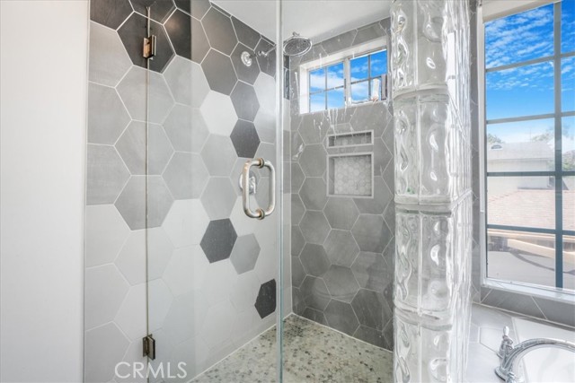2481 S Bundy Drive, Los Angeles CA: https://media.crmls.org/medias/10660b99-f9b3-4068-bf25-83d7a32c2015.jpg