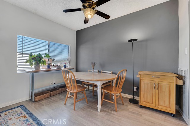 Detail Gallery Image 8 of 25 For 6323 Reseda Bld #14,  Tarzana,  CA 91335 - 2 Beds | 3 Baths