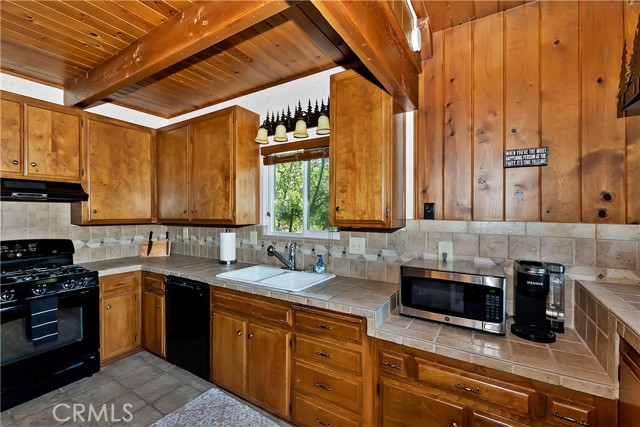 Detail Gallery Image 15 of 53 For 28193 Grenoble Ln, Lake Arrowhead,  CA 92352 - 3 Beds | 2 Baths