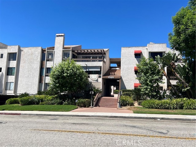 Detail Gallery Image 1 of 1 For 1325 Valley View Rd #108,  Glendale,  CA 91202 - 2 Beds | 3 Baths