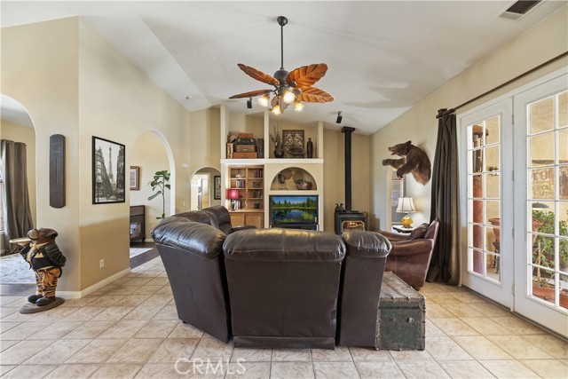 8328 Chateau Road, Phelan CA: https://media.crmls.org/medias/1068c753-987b-4f25-ae77-1cdb8cf564ed.jpg