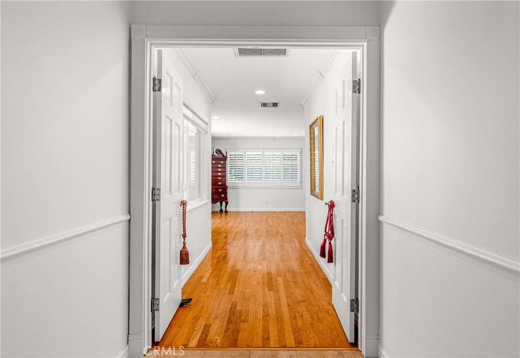 https://media.crmls.org/medias/106d1c59-117b-4b91-acc0-c2d42c979d9c.jpg?preset=X-Large