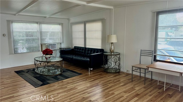 Detail Gallery Image 3 of 20 For 10711 Sherman Grove #36,  Sunland,  CA 91040 - 2 Beds | 1/1 Baths