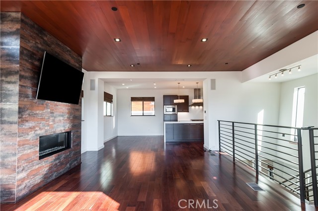 Detail Gallery Image 3 of 51 For 122 Manhattan Ave, Hermosa Beach,  CA 90254 - 3 Beds | 3/1 Baths