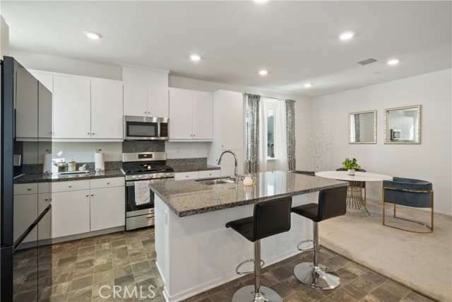 Detail Gallery Image 9 of 37 For 5604 Altamura Way #10,  Fontana,  CA 92336 - 4 Beds | 3 Baths