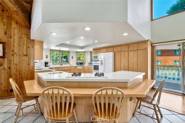 Detail Gallery Image 13 of 61 For 40034 Lakeview Dr, Big Bear Lake,  CA 92315 - 4 Beds | 3/1 Baths