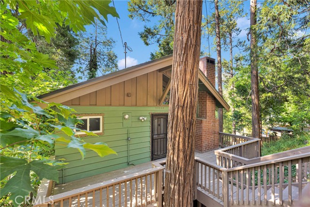 23550 Lake Drive, Crestline CA: https://media.crmls.org/medias/107a2822-a1c7-4955-9f9a-11a141c7143c.jpg