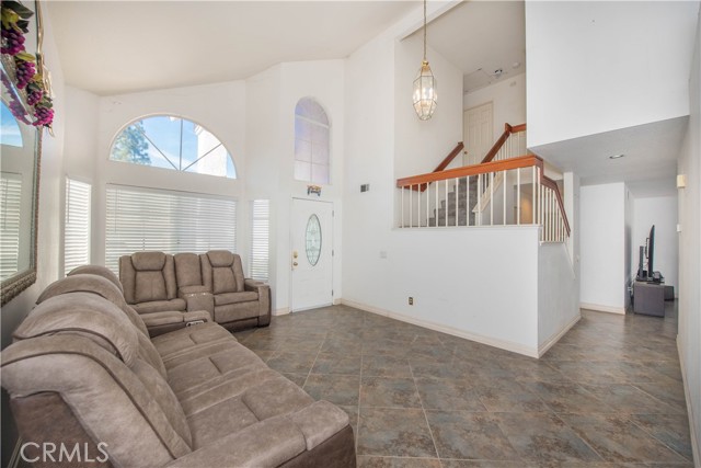 Detail Gallery Image 2 of 38 For 1741 Mojave View Cir, Corona,  CA 92882 - 3 Beds | 2/1 Baths