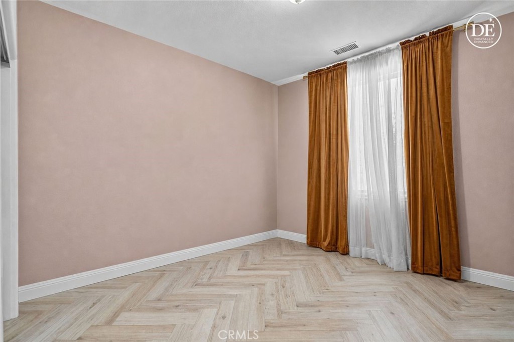 https://media.crmls.org/medias/107cb812-5881-4e2e-86a8-d2da9856ed55.jpg?preset=X-Large