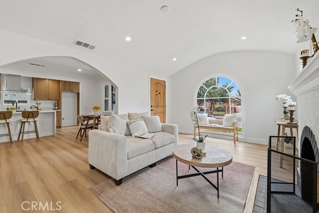 Detail Gallery Image 6 of 44 For 6119 Haas, Los Angeles,  CA 90047 - 3 Beds | 2/1 Baths