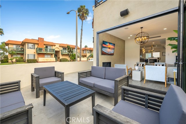 Detail Gallery Image 16 of 27 For 122 21st, Huntington Beach,  CA 92648 - 3 Beds | 4/1 Baths