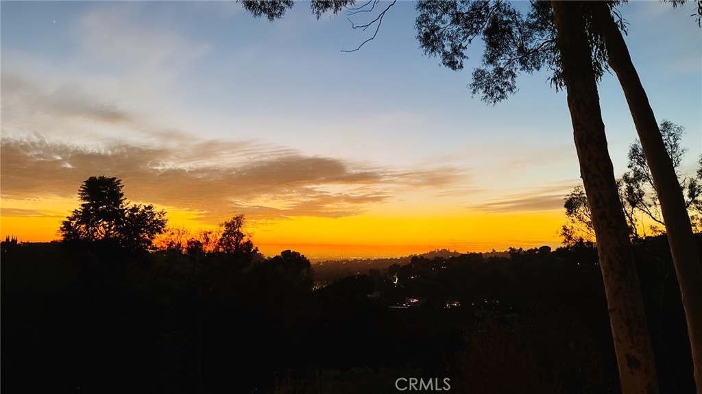 https://media.crmls.org/medias/1089f4c0-8557-4e2a-a9d6-ae8f830d0c22.jpg?preset=X-Large