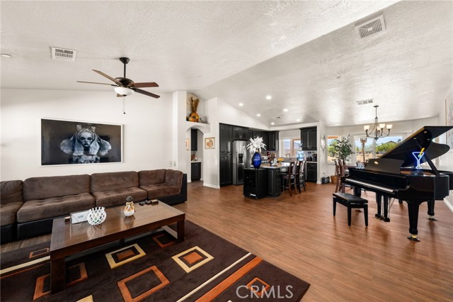 Detail Gallery Image 7 of 56 For 10779 Mills Rd, Apple Valley,  CA 92308 - 4 Beds | 3 Baths
