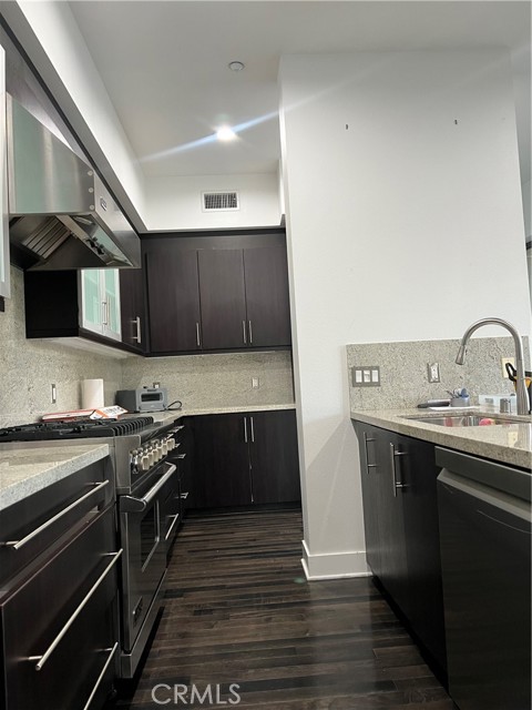 402 Rockefeller, Irvine CA: https://media.crmls.org/medias/108f18eb-99a1-4123-a53f-753e4f403090.jpg
