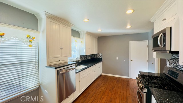 Detail Gallery Image 9 of 24 For 9236 Foster Rd, Bellflower,  CA 90706 - 2 Beds | 2 Baths