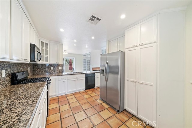 Detail Gallery Image 17 of 33 For 1101 Portofino Ct #103,  Corona,  CA 92881 - 3 Beds | 2/1 Baths