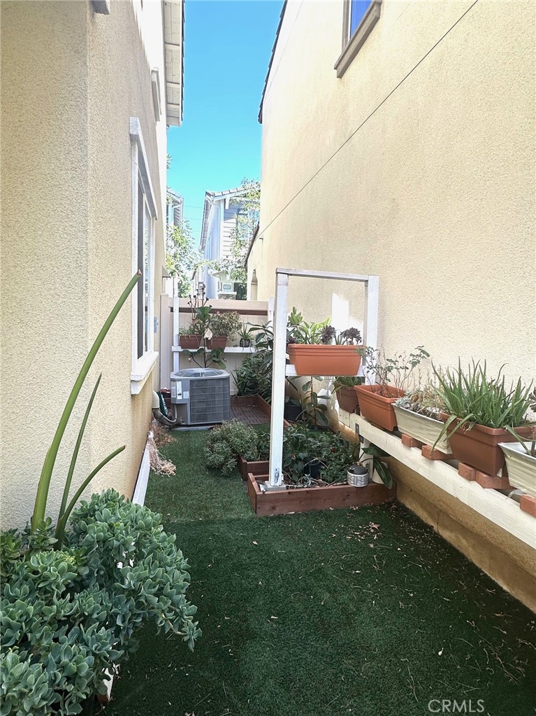 https://media.crmls.org/medias/109470c9-03ae-43ce-a39d-0921812bf092.jpg?preset=X-Large