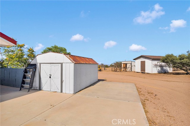 8381 White Road, Phelan CA: https://media.crmls.org/medias/1097b42e-3411-4676-8de9-c3178abcf186.jpg