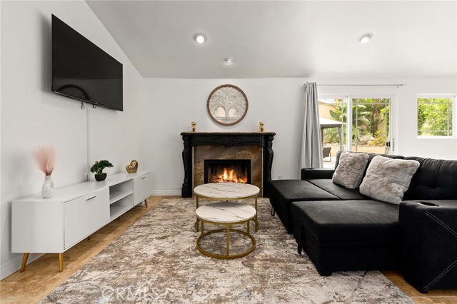 Detail Gallery Image 3 of 27 For 20300 Oxnard, Woodland Hills,  CA 91367 - 3 Beds | 2 Baths