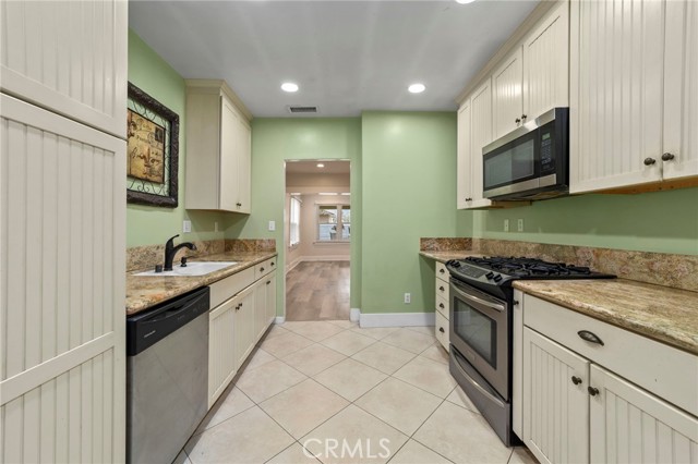 Detail Gallery Image 12 of 32 For 316 E Foothill Bld, Glendora,  CA 91741 - 3 Beds | 2 Baths