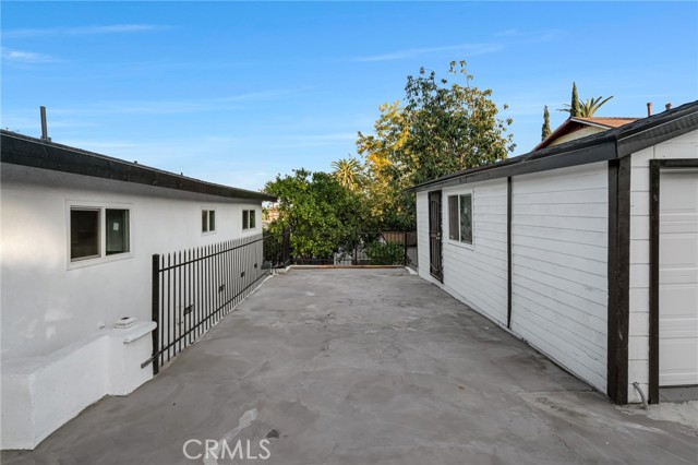 1048 Dexter Street, Los Angeles CA: https://media.crmls.org/medias/109c2cc3-8062-48f5-8b4a-f43d6cb1bb66.jpg