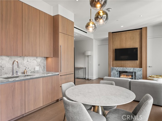 211 W Elm Court, Los Angeles CA: https://media.crmls.org/medias/109c7d49-dafd-4de6-a587-d7225d66538c.jpg