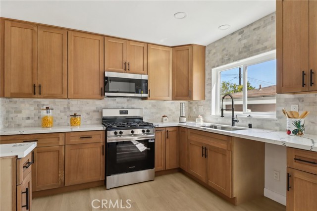 Detail Gallery Image 4 of 23 For 12548 Terra Bella St, Pacoima,  CA 91331 - 3 Beds | 2 Baths