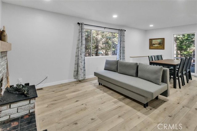 Detail Gallery Image 5 of 33 For 377 Hillside, Lake Arrowhead,  CA 92352 - 3 Beds | 2 Baths