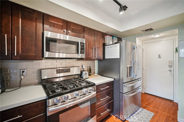 Detail Gallery Image 6 of 36 For 20155 Keswick St #112,  Winnetka,  CA 91306 - 2 Beds | 2/1 Baths