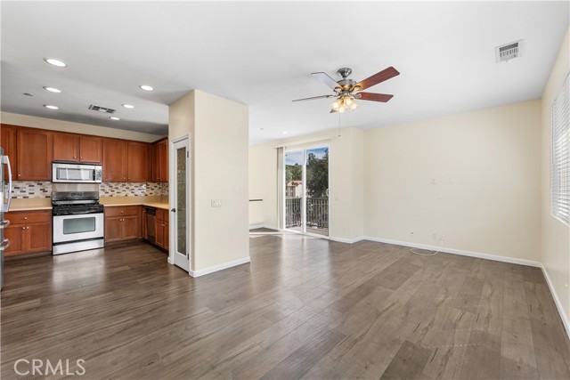 Detail Gallery Image 19 of 28 For 27968 Avalon, Canyon Country,  CA 91351 - 2 Beds | 2 Baths