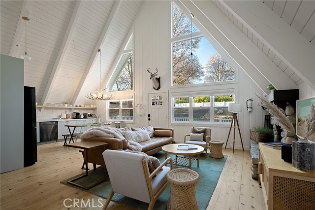 Detail Gallery Image 4 of 51 For 987 Tirol Ln, Lake Arrowhead,  CA 92352 - 3 Beds | 2 Baths