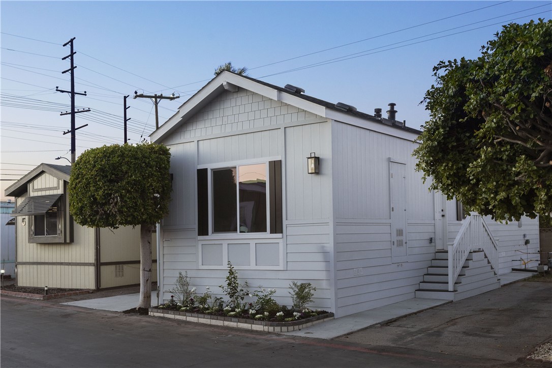 Detail Gallery Image 2 of 17 For 22600 Normandie Ave. #7,  Torrance,  CA 90502 - 2 Beds | 1 Baths