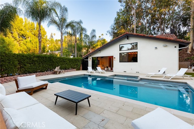 4885 Winnetka Avenue, Woodland Hills CA: https://media.crmls.org/medias/10aeb259-3210-46af-aa4a-b664128c4c77.jpg