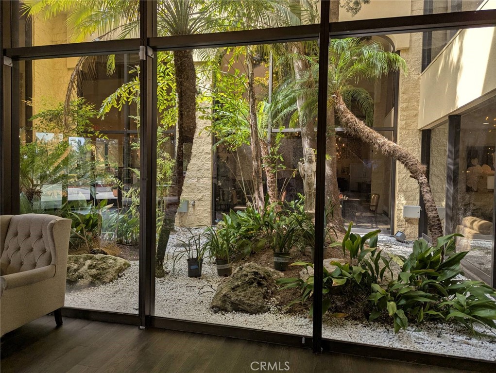 https://media.crmls.org/medias/10aec59e-6449-40d6-9439-382c448a44a4.jpg?preset=X-Large