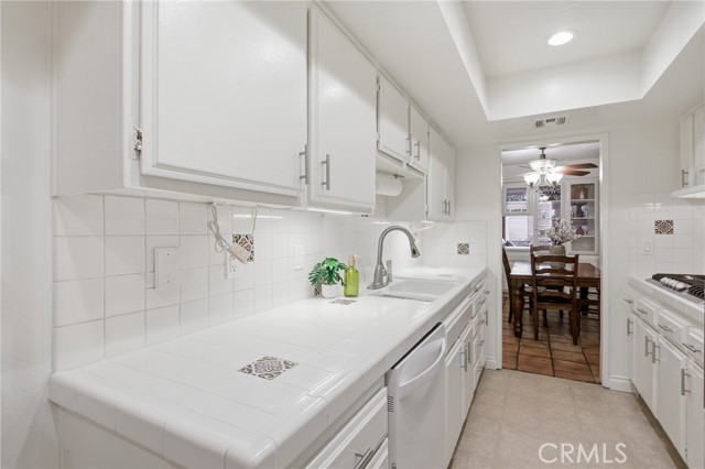 Detail Gallery Image 15 of 33 For 222 N Rose #8,  Burbank,  CA 91505 - 2 Beds | 2 Baths