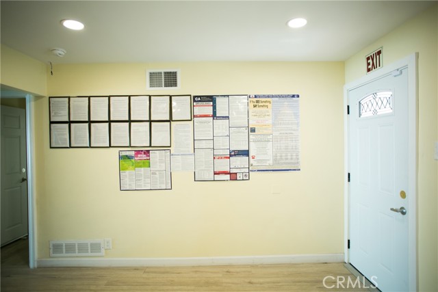 Detail Gallery Image 6 of 11 For 22445 Vanowen St, West Hills,  CA 91307 - 6 Beds | 3 Baths