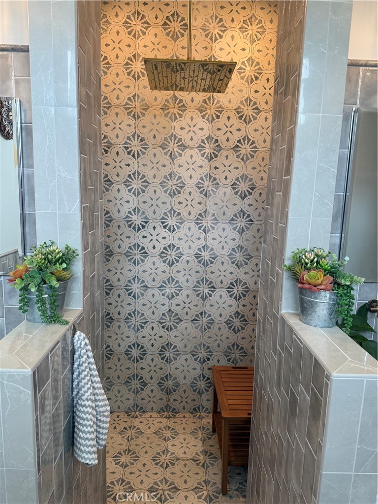 https://media.crmls.org/medias/10b162a4-af72-415b-8801-6e8da5f3c397.jpg?preset=X-Large
