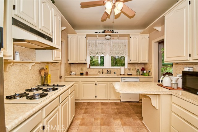 900 S Los Robles Avenue, Pasadena CA: https://media.crmls.org/medias/10b3a163-d1e4-4c34-8fed-6f36770c0a2e.jpg