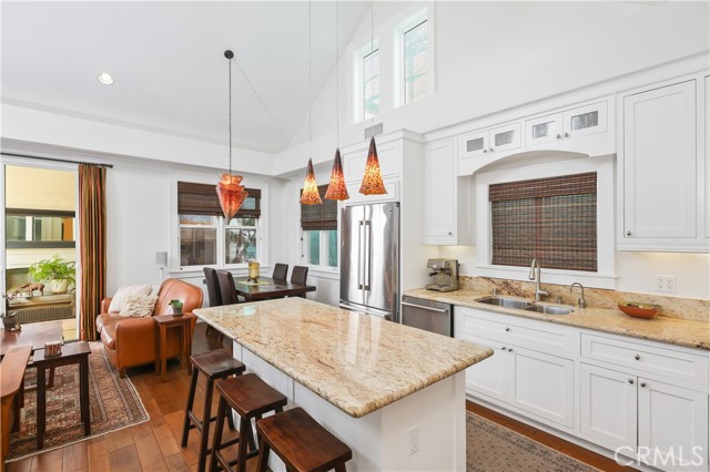 Detail Gallery Image 11 of 37 For 516 Poinsettia #B,  Corona Del Mar,  CA 92625 - 3 Beds | 3 Baths