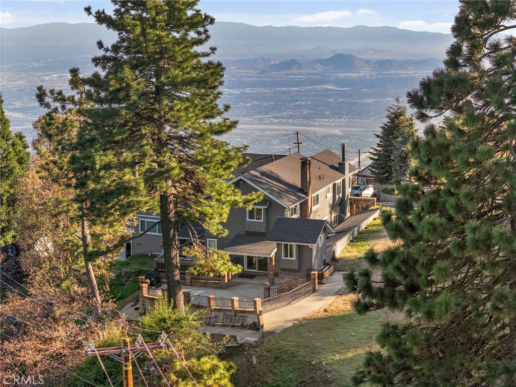 https://media.crmls.org/medias/10b5910e-9064-45d9-8354-70cf0d5c2779.jpg?preset=X-Large