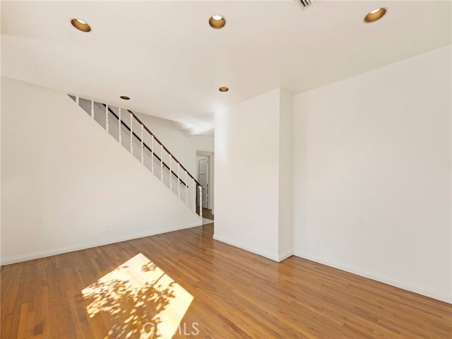 Detail Gallery Image 14 of 55 For 345 S Beachwood Dr, Burbank,  CA 91506 - 5 Beds | 3 Baths