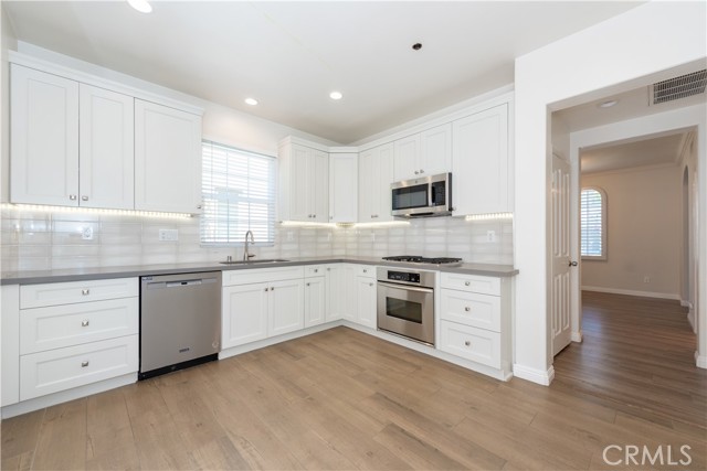 23 Bower Tree, Irvine CA: https://media.crmls.org/medias/10ba713d-9ba1-495a-9ca0-9a59f2c850d9.jpg