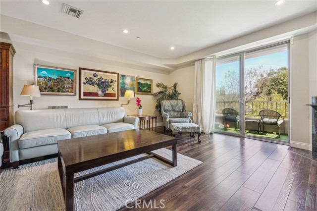 Detail Gallery Image 5 of 23 For 11218 Camarillo St #305,  Toluca Lake,  CA 91602 - 3 Beds | 3 Baths