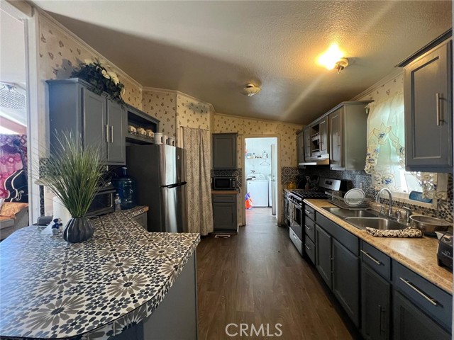 Detail Gallery Image 4 of 16 For 1241 N East St #136,  Anaheim,  CA 92805 - 4 Beds | 2 Baths