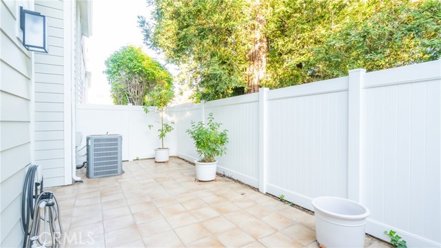 Detail Gallery Image 3 of 32 For 10055 Melinda Way #4,  Northridge,  CA 91325 - 3 Beds | 2/1 Baths