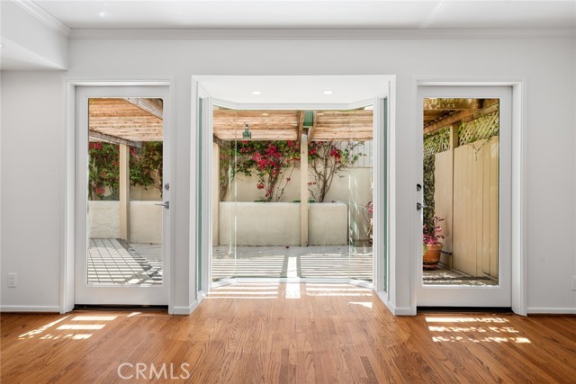 11053 Strathmore Drive, Westwood - Century City CA: https://media.crmls.org/medias/10bd9c76-5e8e-4b23-9fb8-6e26c02e1b17.jpg
