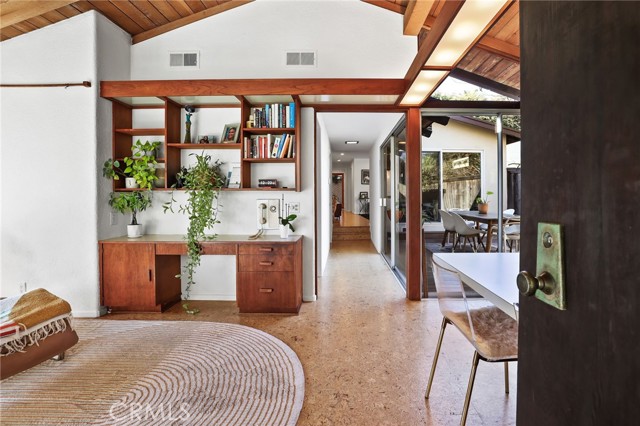 Detail Gallery Image 4 of 52 For 4123 North Virginia Road, Long Beach,  CA 90807 - 3 Beds | 2 Baths