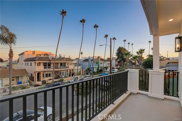 Detail Gallery Image 18 of 42 For 133 13th St, Seal Beach,  CA 90740 - 4 Beds | 4/1 Baths