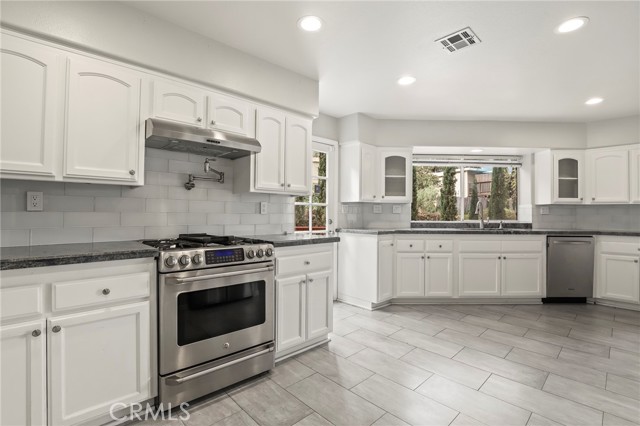 Detail Gallery Image 19 of 49 For 272 Manzanita, Thousand Oaks,  CA 91361 - 4 Beds | 3 Baths